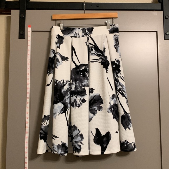 Haute Monde Dresses & Skirts - Haute Monde Textured Floral Pleated Elastic Waist A-Line Midi Skirt Medium